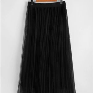 Mid-long Mesh layered skirt.